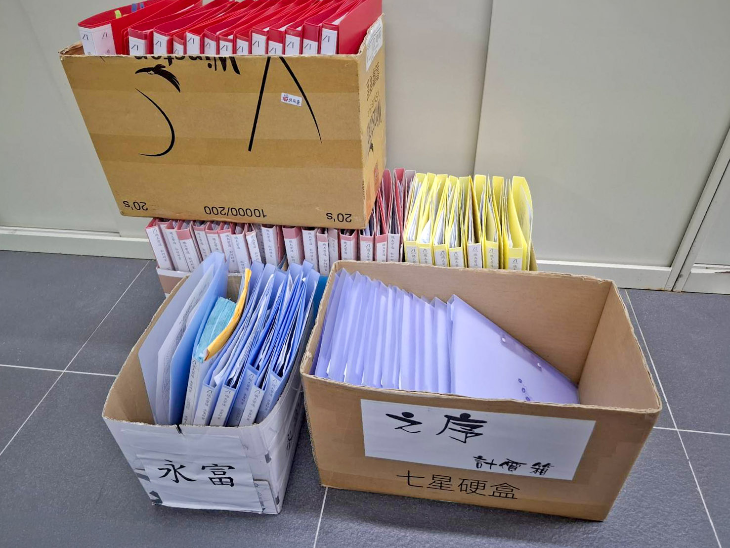 營造財務部同仁審查發票與計價憑證以確保合規核銷