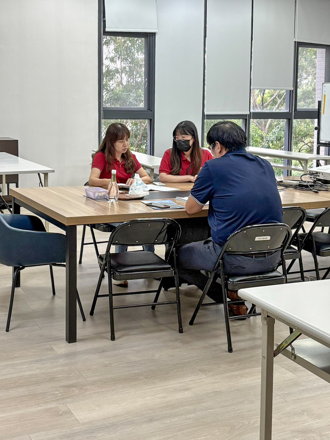 採發同仁針對防火捲門進行材質評估以利招標決策