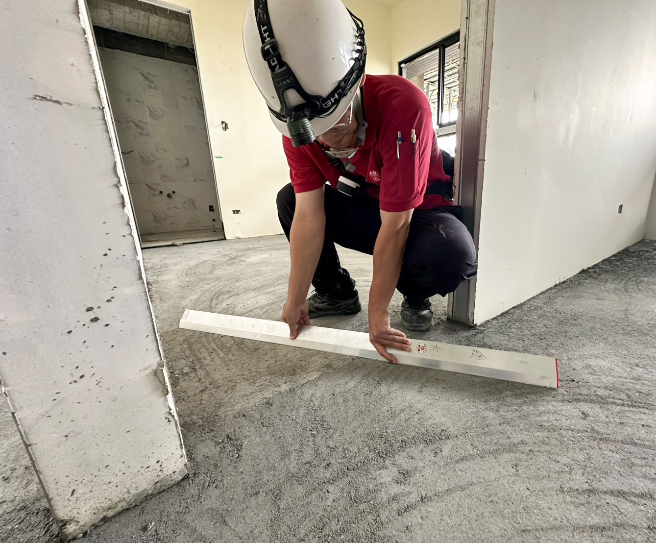 敘DOS 8F室內地坪打底完成後平整度查驗以確保面飾材品質