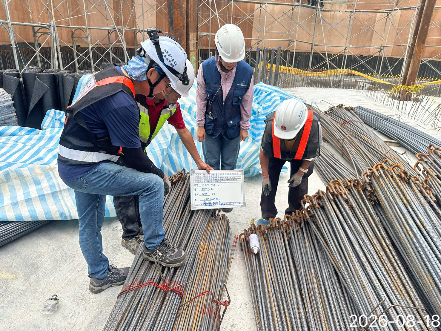 永富好室防水施工人員鋪設防潮防水毯以阻斷地下水滲漏