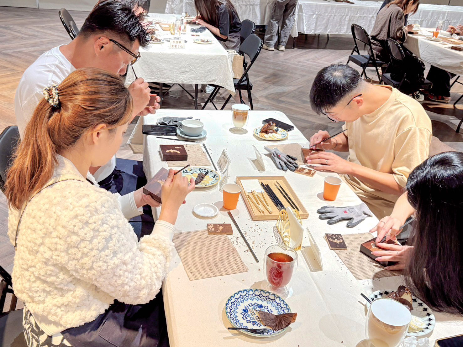 之序接待中心木雕手作活動，同仁與客戶專注雕刻