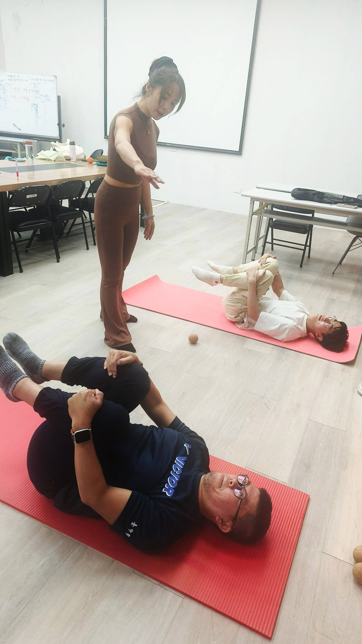 林庭瑄老師教導大家用軟木筋膜球精準按壓與滾動技巧，深度揉開深層筋膜結節，有效舒緩久坐與高壓累積的各式痠痛緊繃，直擊痛點、揉開緊繃！擺脫日常痠痛，找回身體的機能動態平衡。