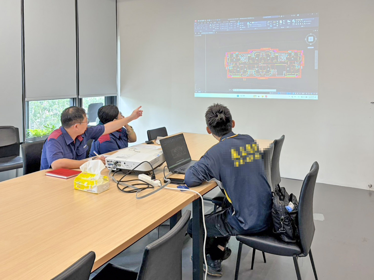 採發部針對施工架特殊造型夾角與防墜落安全措施進行討論