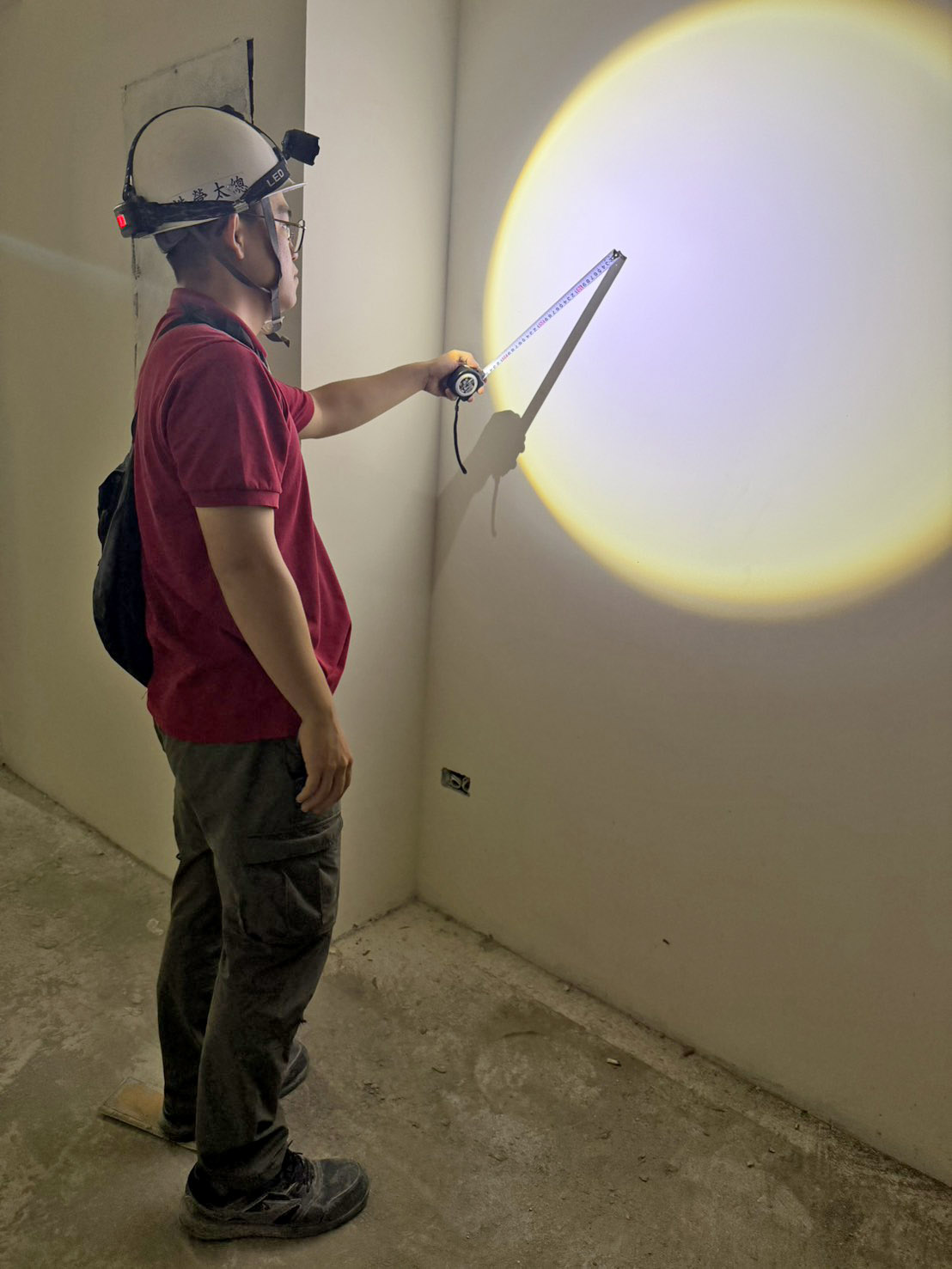 敘 DOS 進行 12F 室內油漆噴漆查驗，批土後機械研磨平整