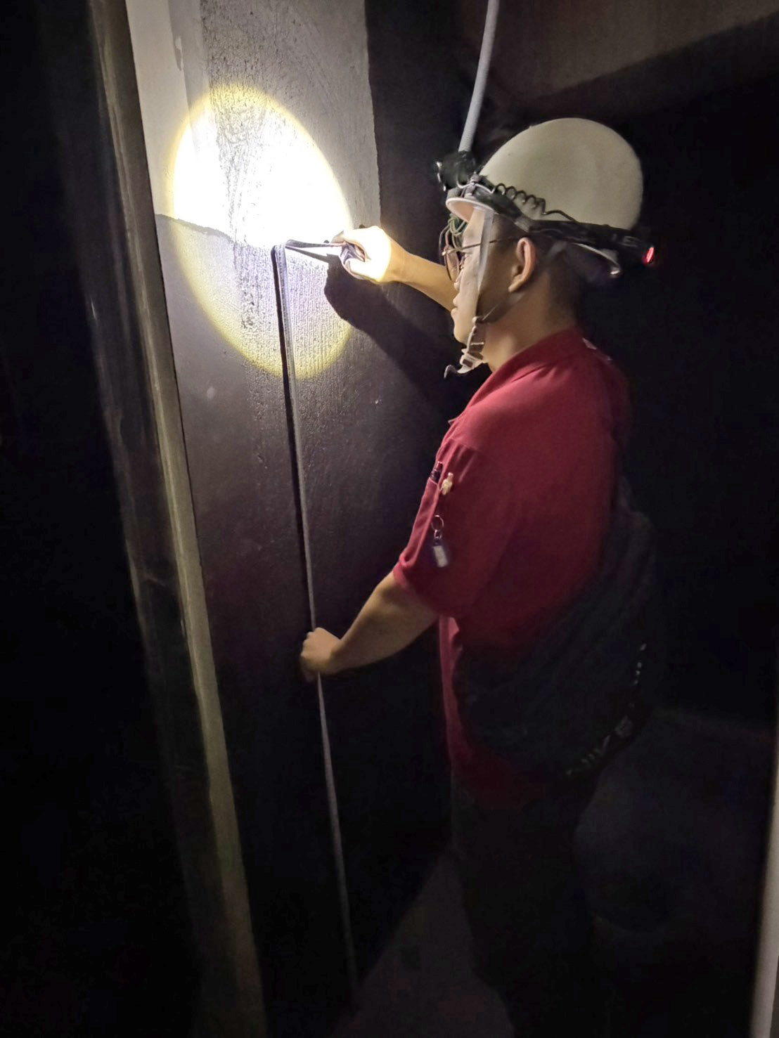 敘 DOS 進行 12F 浴室防水高度查驗，濕區施作高度置頂