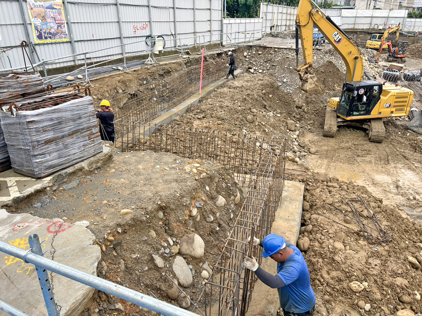 澐光工地進行擋土牆鋼筋綁紮與連接固定作業