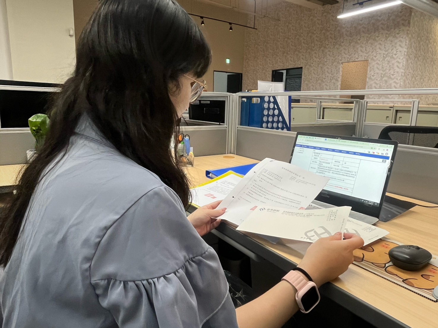 客服部同仁逐案確認社區來函執行情形並完成回覆公文寄發