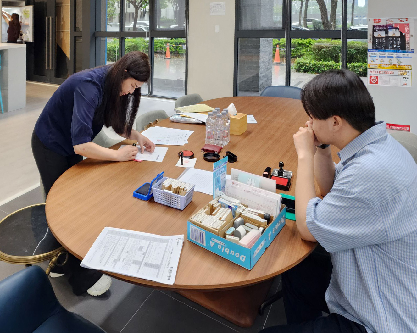 財務部同仁細心核對公司各項登記文件與銀行往來表單，把關開戶合規性