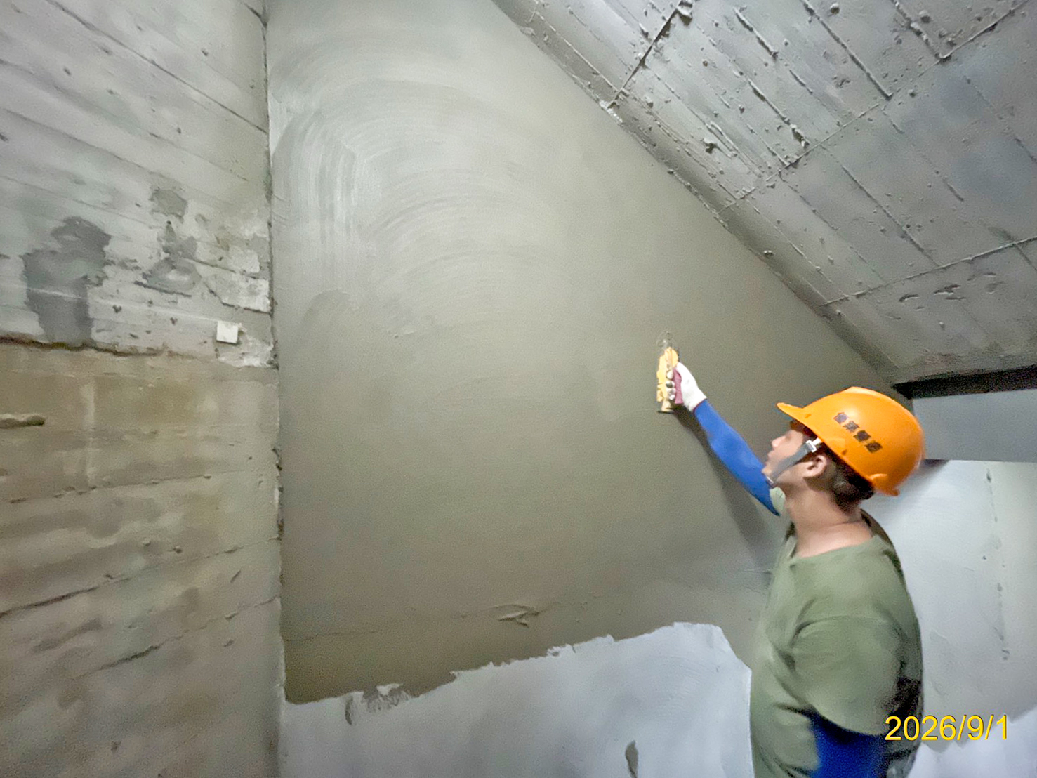室內牆面泥作打底及粉光作業，精準控制厚度與抹平平整度