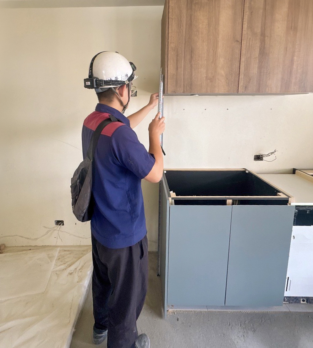 7F 廚具安裝查驗，嚴格核對面板留縫同寬與上下端齊平平整度