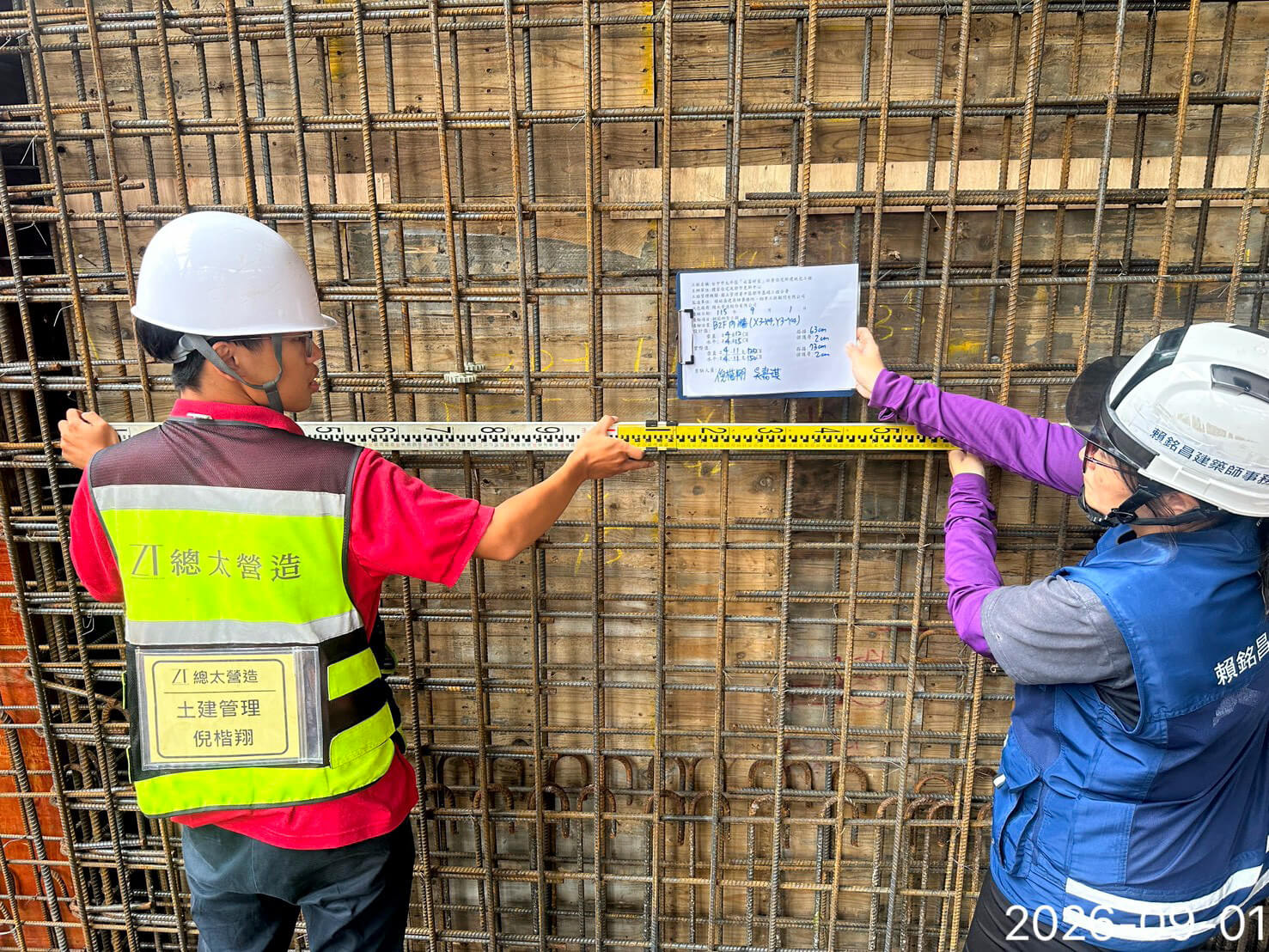 工務團隊會同監造單位辦理 B2F 內牆鋼筋查驗作業
