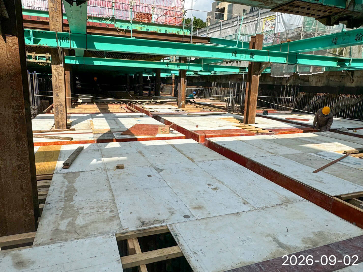 B1FL 梁版模板組立，確實檢核尺寸、標高及支撐穩固度