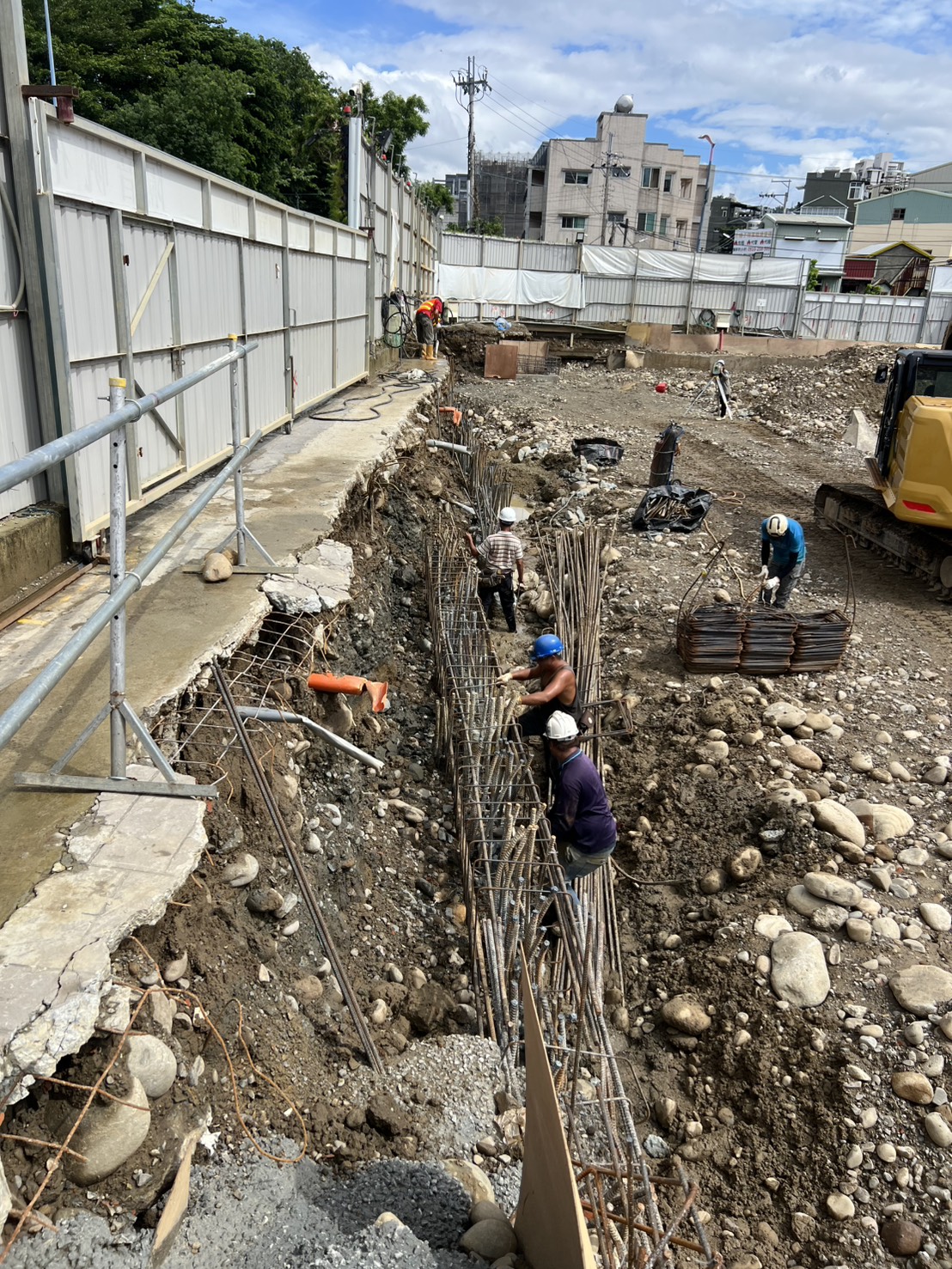 現場工班進行壓樑鋼筋緊密綁紮加固，確保結構穩固