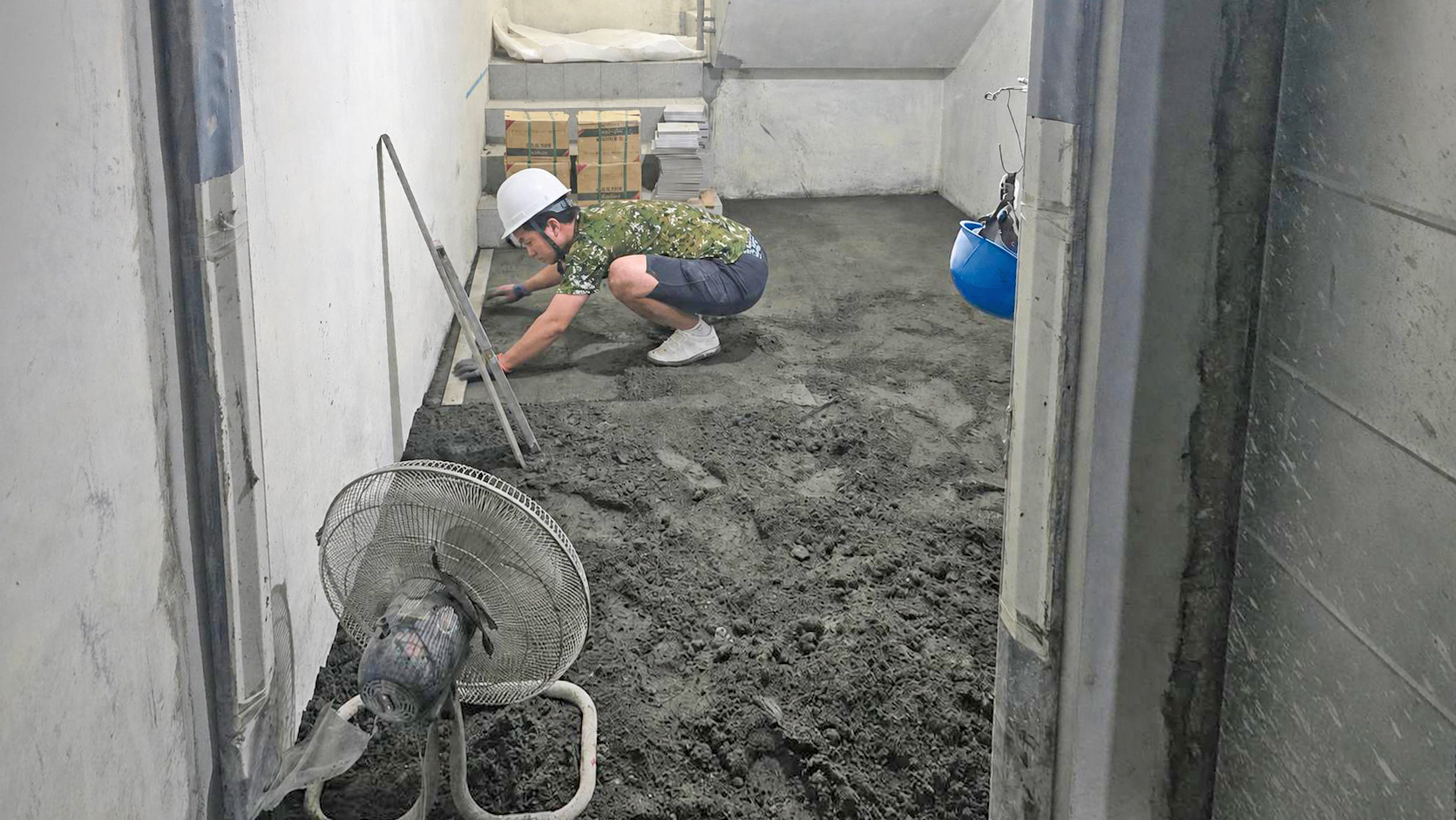 採用騷底工法完成地坪打底後均勻塗佈益膠泥，精細施作樓梯磚貼附