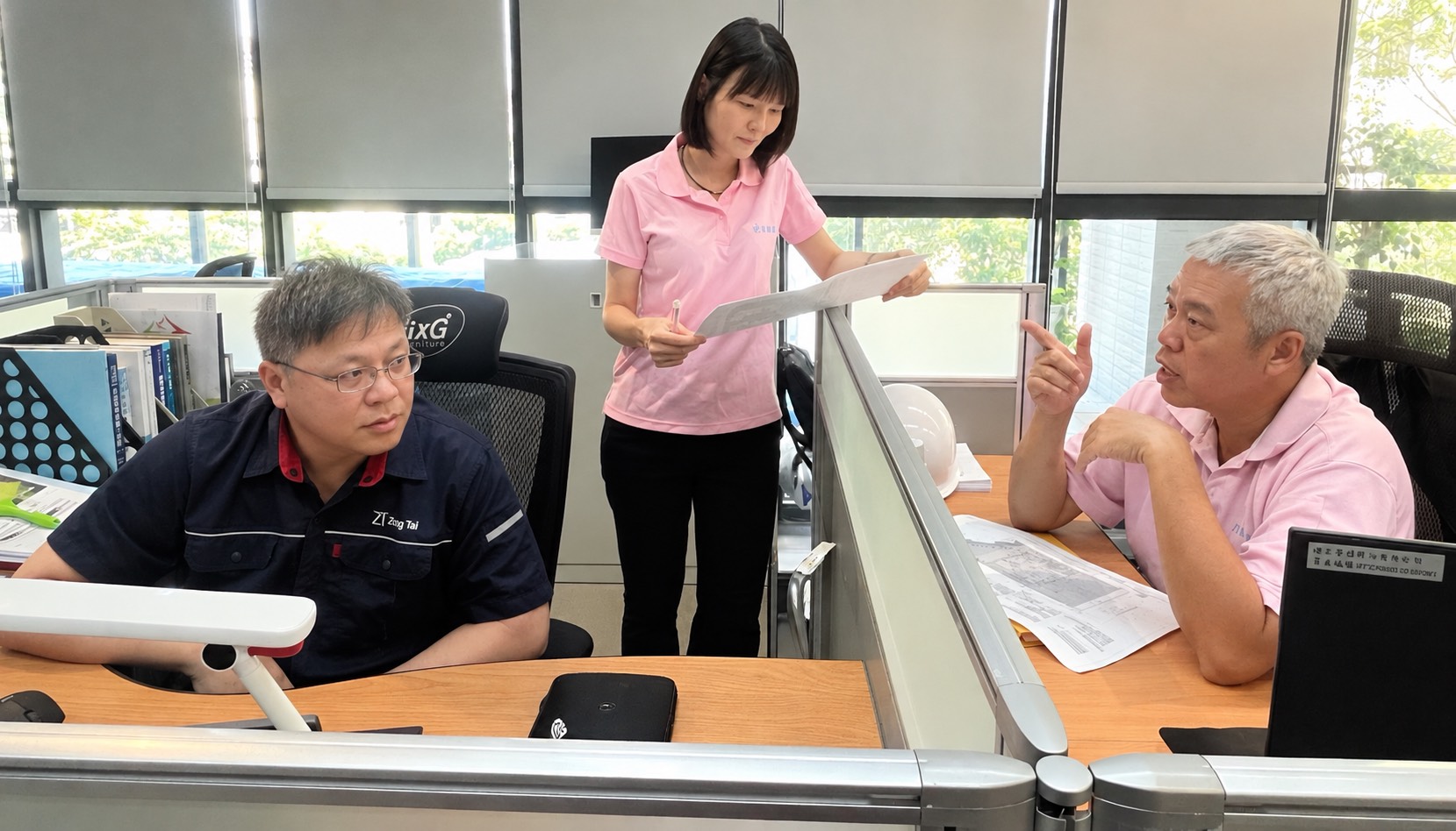 客服同仁與營造團隊深入核對社區各項圖面，釐清細節把關服務品質