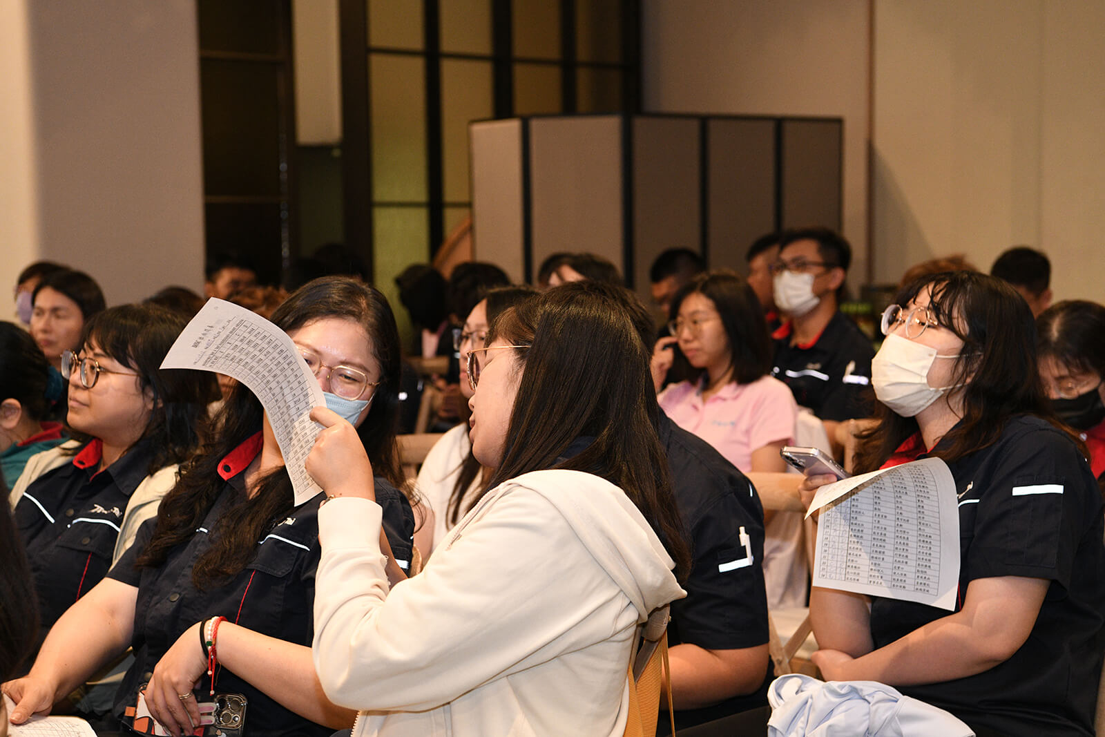 九月份月會邀請中華經營管理職能發展中心總經理張惠玲博士主講「DISC職場性格大解密」。圖為同仁們完成測驗後，開心相互交流、對照彼此的性格特質。