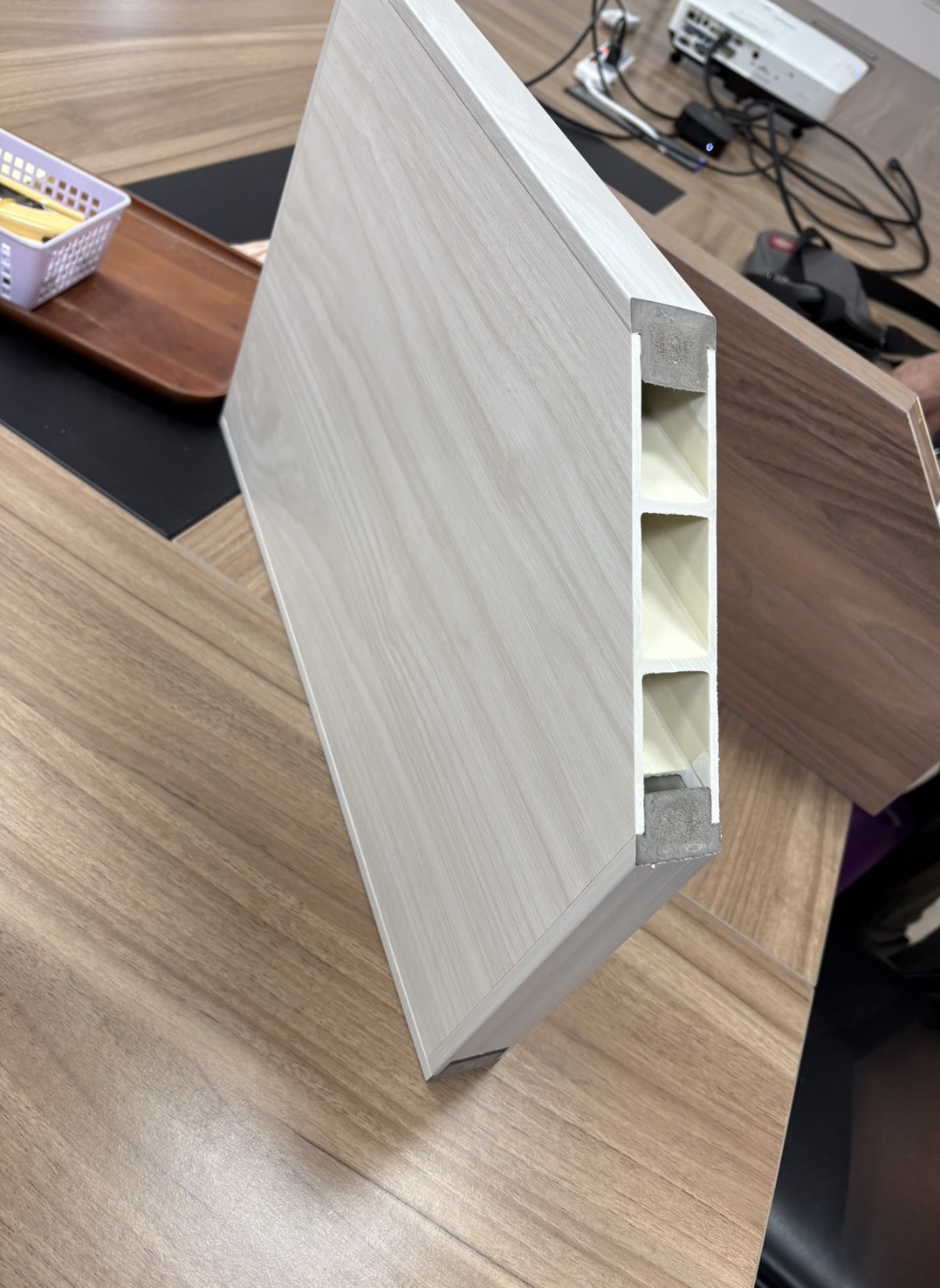 現場細緻檢視塑鋼門四邊封邊工法與芯材品質，堅持穩定耐久品質承諾