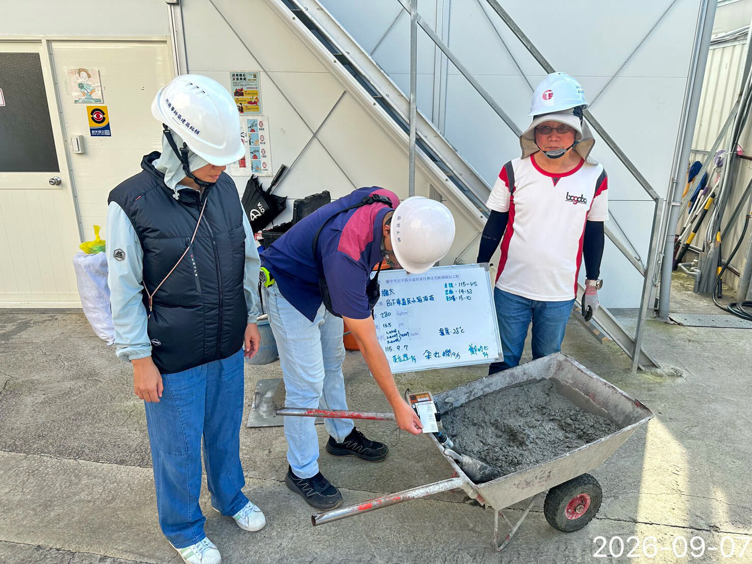 混凝土進場確實取樣並核對設計強度，嚴格把關結構材料品質