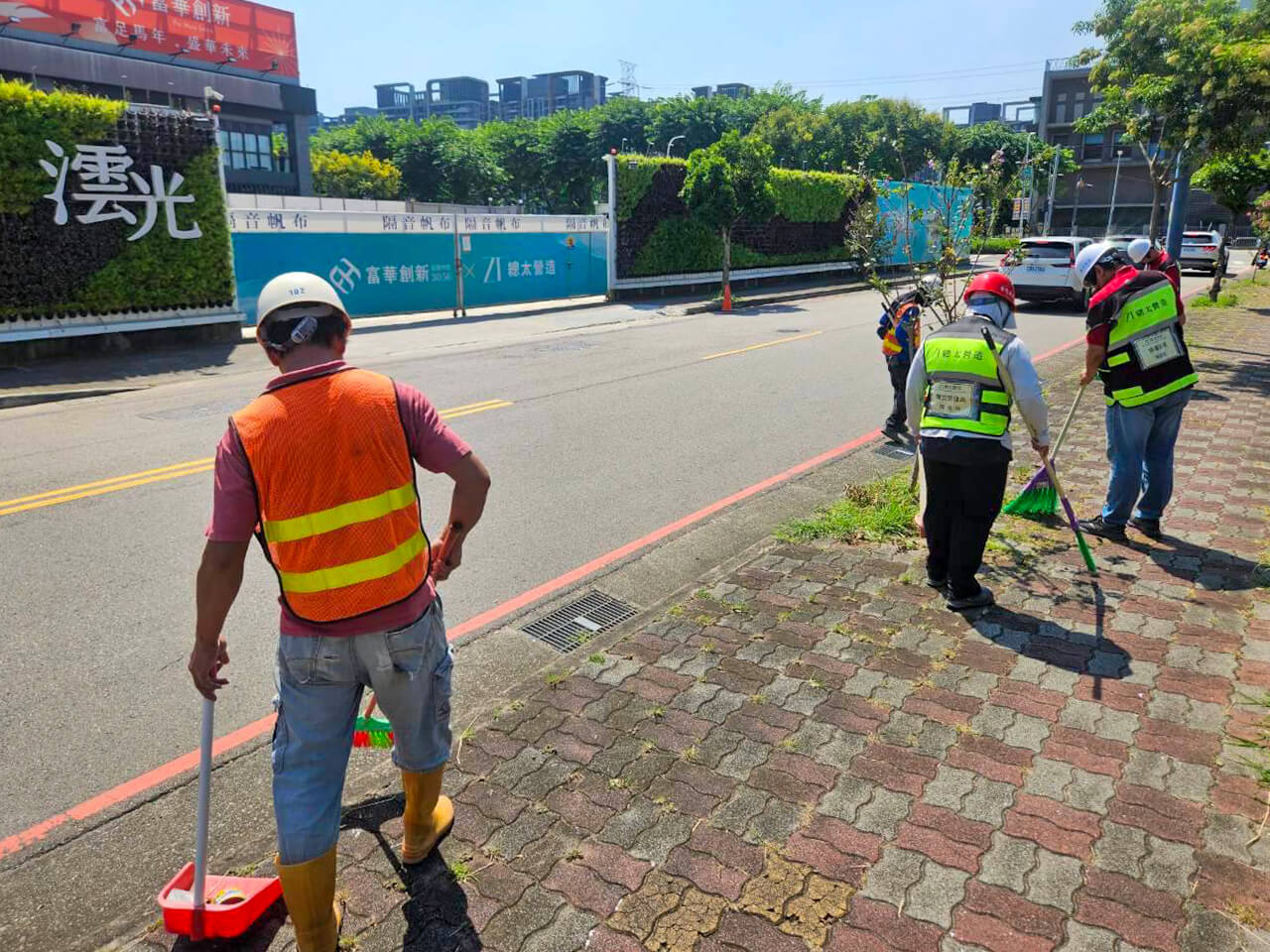 主動清掃工區四周道路環境維持整潔，落實敦親睦鄰良好社區互動