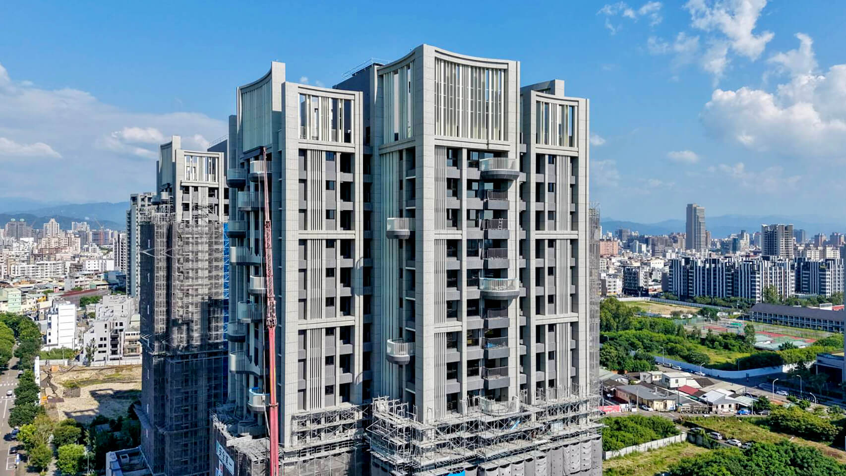按照標準作業流程逐層逐面安全拆除，落實施工與周邊環境安全防護