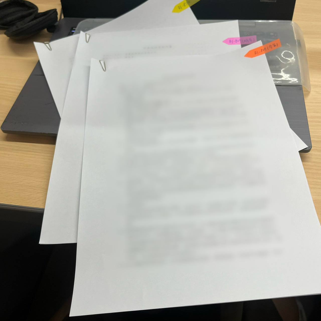 客服部同仁與租客逐項洽談車位租賃合約細節並辦理用印流程