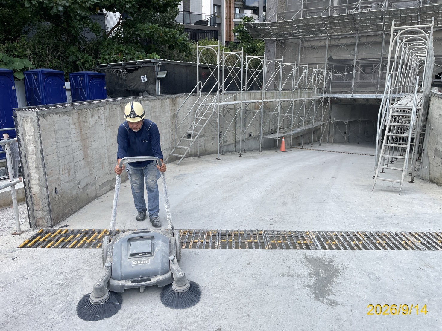 東光好室地下室車道與公共區域實施機械式清掃，落實工區環境整潔與動線安全