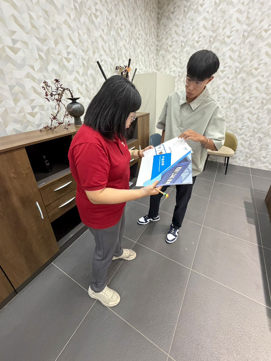 採發部與帷幕配件及欄杆護欄廠商技術交流，深入討論產品型錄與選用可行性