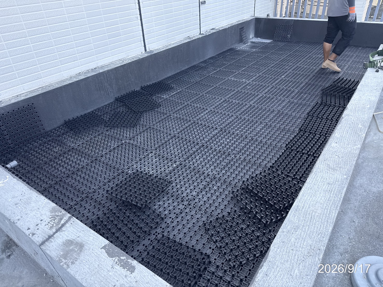 露臺排水板拼接與防水層檢核，為後續景觀覆土工程打下穩健基礎