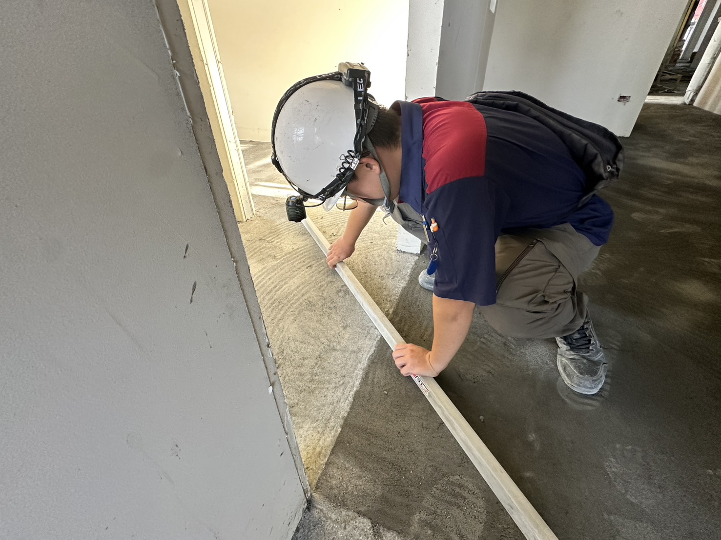 敘 DOS 進行 9F 室內地坪打底查驗，嚴格檢測平整度確保面飾品質
