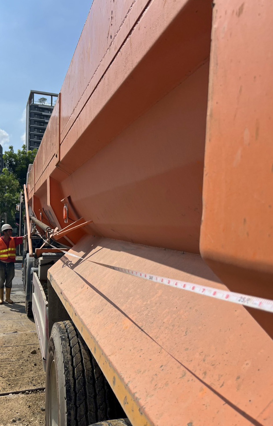 出土砂石車斗抽驗量測長寬高精算載運米數，落實土方清運內控防弊