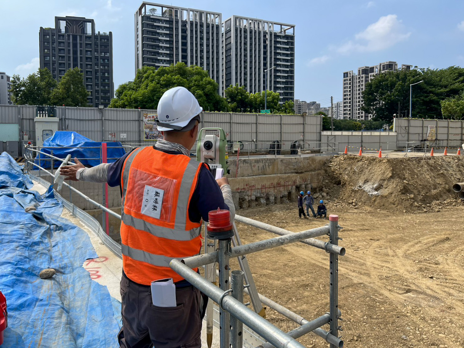 中間樁位置放樣與現地標註，確保基礎工序精準無誤防施工偏差