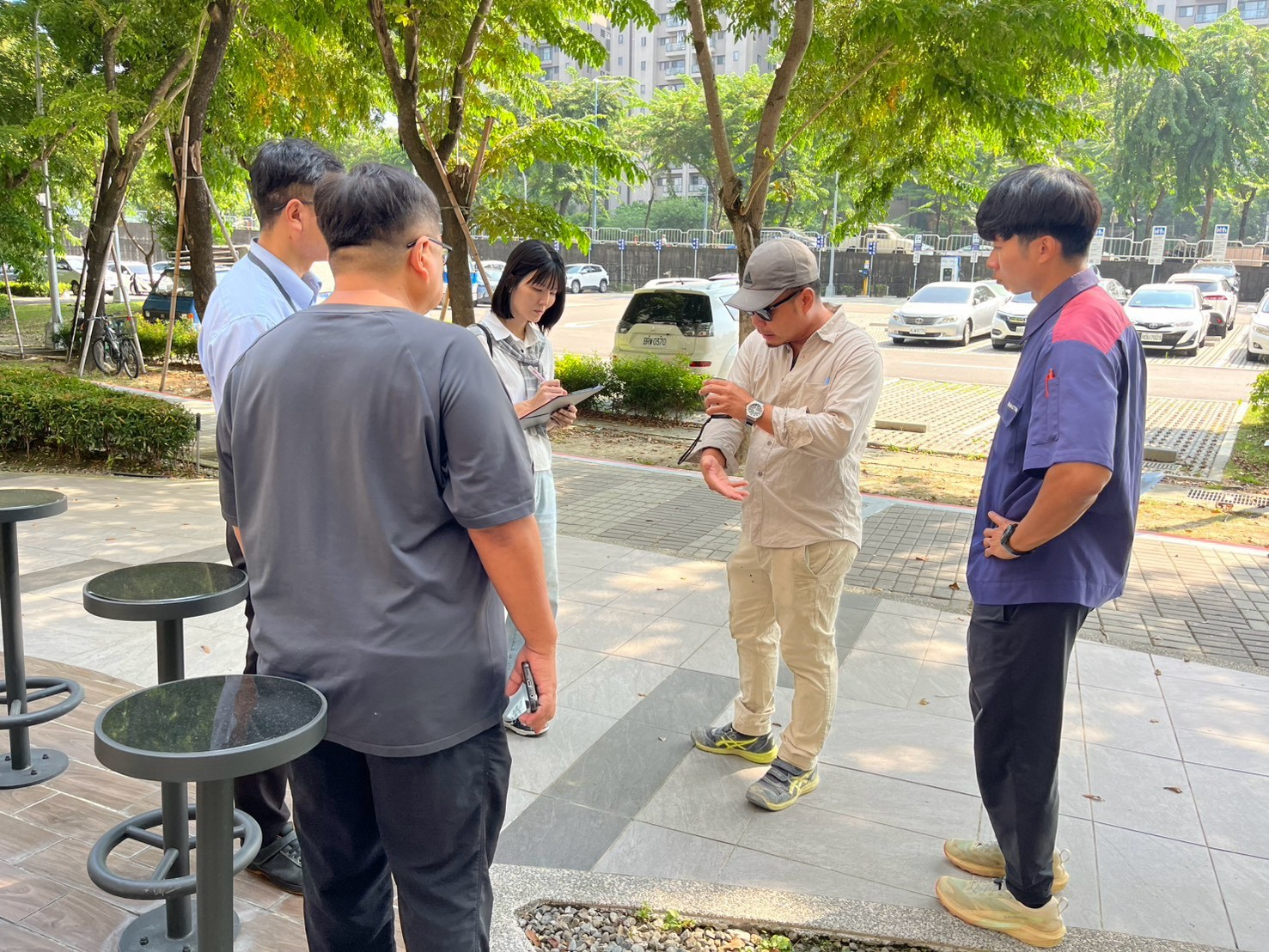 實地觀察社區中庭植栽生長狀況與微氣候環境，深入了解養護需求