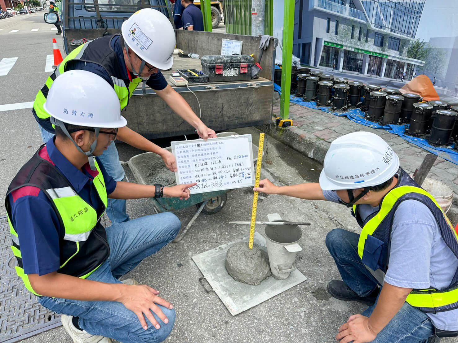 會同監造、品管及主任技師進行管尾取樣，進行坍度與氯離子檢測