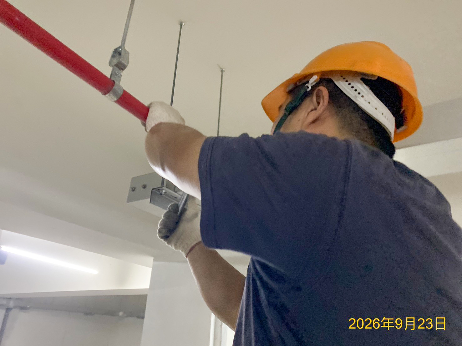 地下室消防管線依圖配管固定，確認高程水平與介面避免交錯干涉