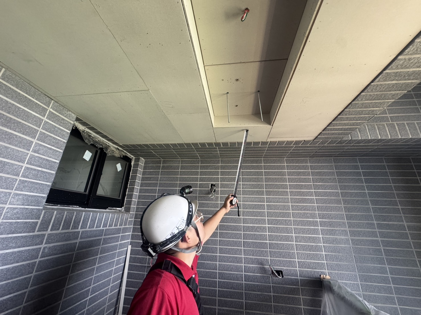 進行 6F 工作陽台天花板查驗，事前檢討曬衣架位置並於封板後再次驗收