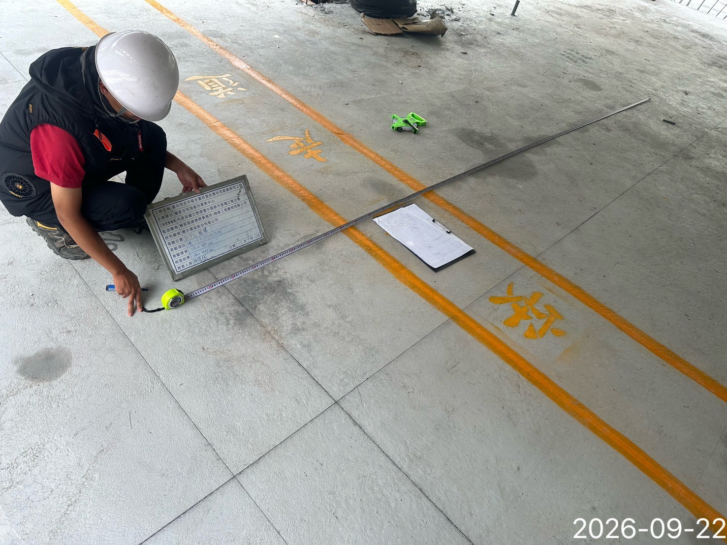 B1F 結構尺寸放樣完成後落實自主檢查，核對基準軸線以降低施工誤差