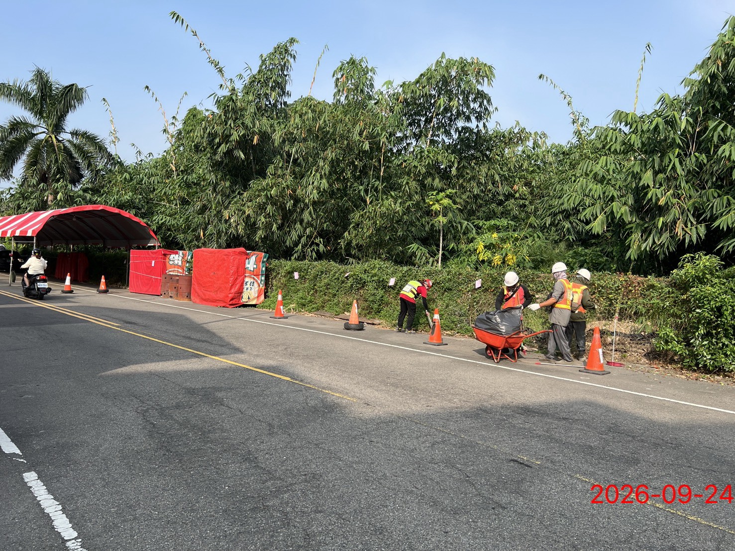 工務團隊帶隊清掃維護工區周邊道路，維持環境整潔敦親睦鄰