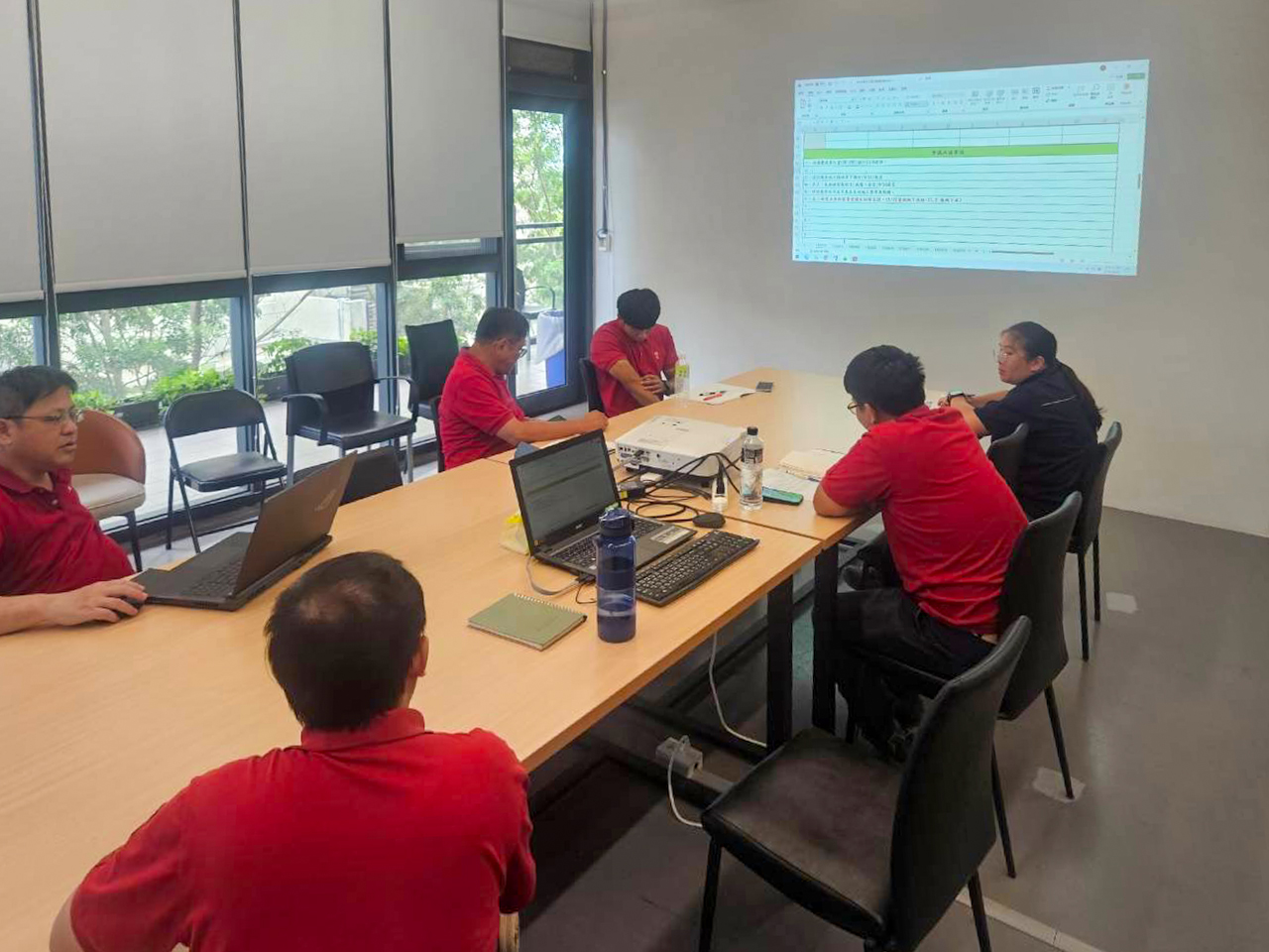 召開工務會議掌握施工項目進度，落實工作交接確保工地高效順暢運作