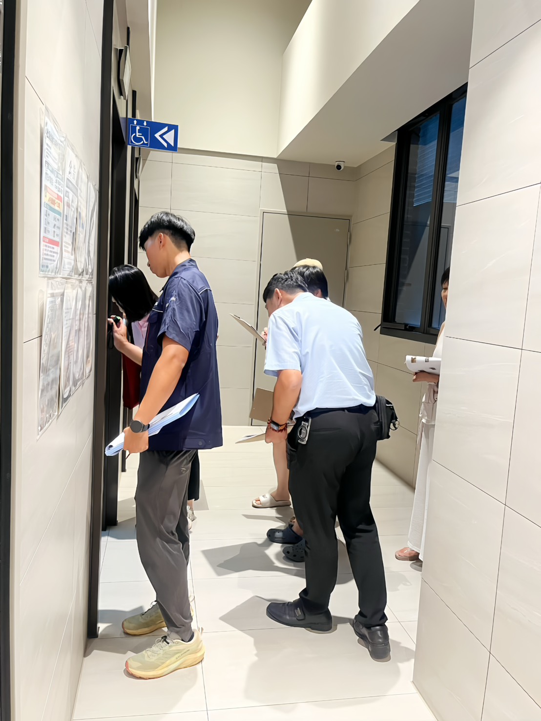 客服部人員會同營造工程師於社區梯廳向住戶詳細說明電梯運行現況