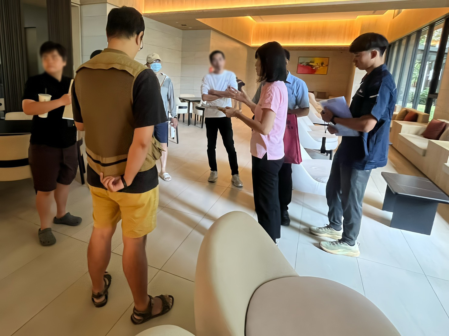 客服團隊與工程人員現場實機檢視電梯設備各項運作細節並記錄住戶回饋
