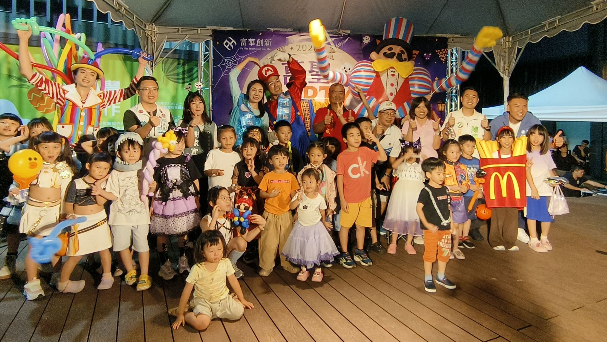 里長邀約北屯區各黨議員候選人熱情參與市集，富華創新侯怡佳總經理(後排右三起)與總太營造吳添福董事長與大家合影留念