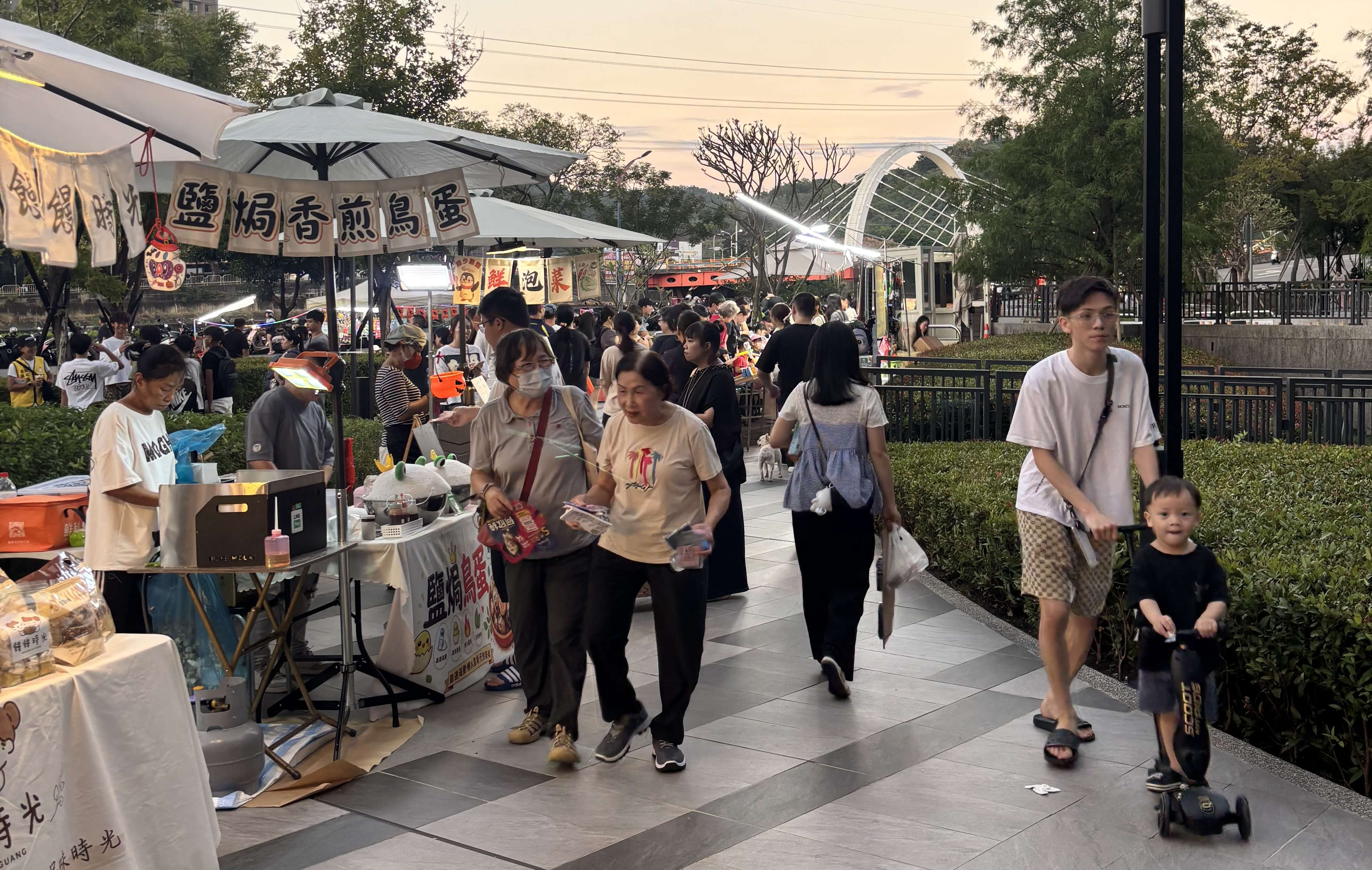 市集現場集結各式攤位，提供特色美食與多元娛樂體驗