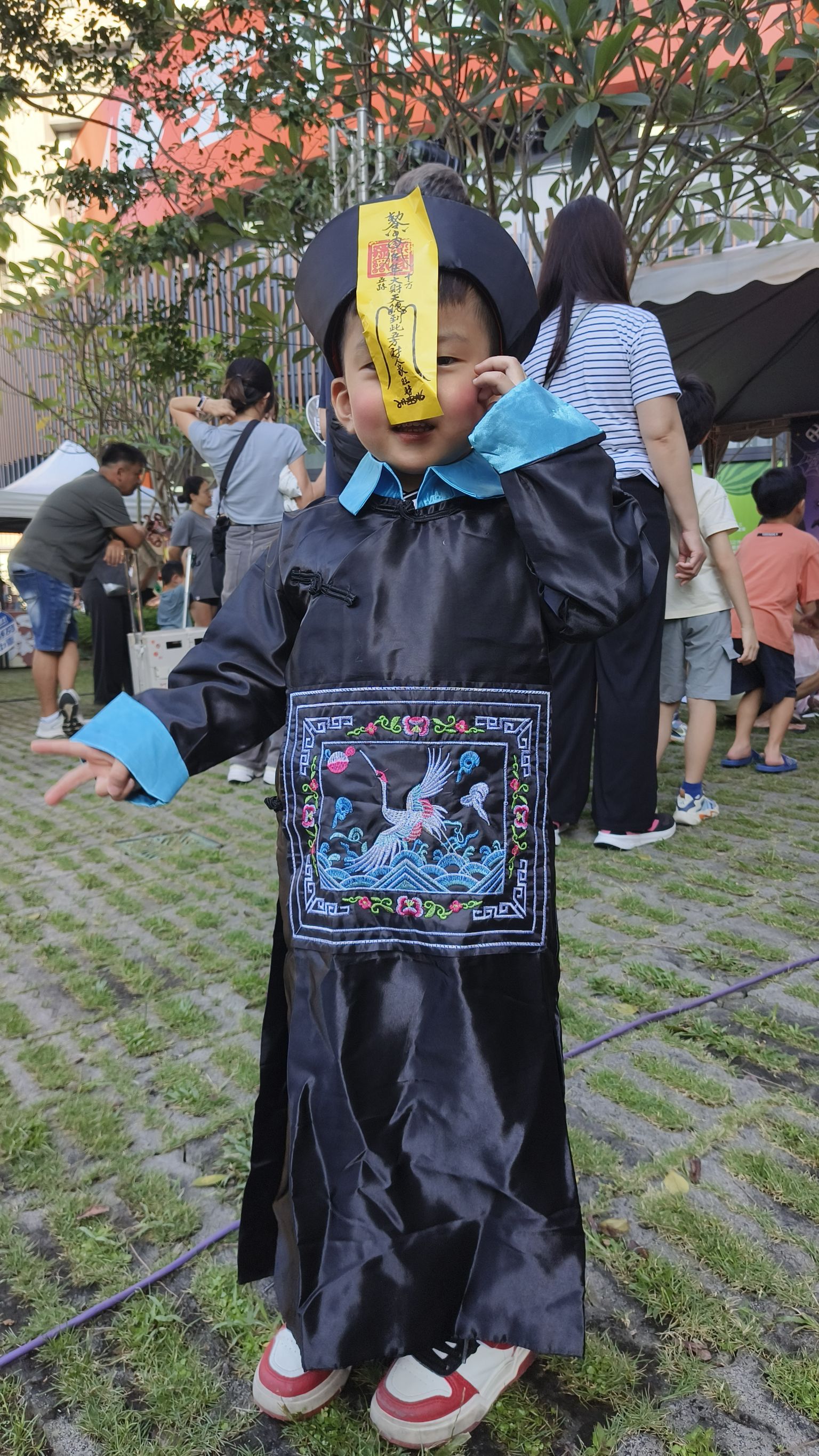 民眾全家盛裝參與嘉年華盛會，展現企業深耕社區營造優質生活環境的用心