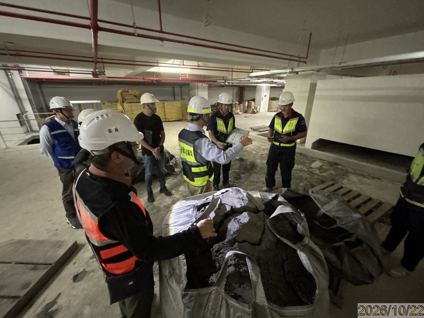 工地團隊向國家住都中心業主及外聘督導委員進行工程進度與品管作為簡報