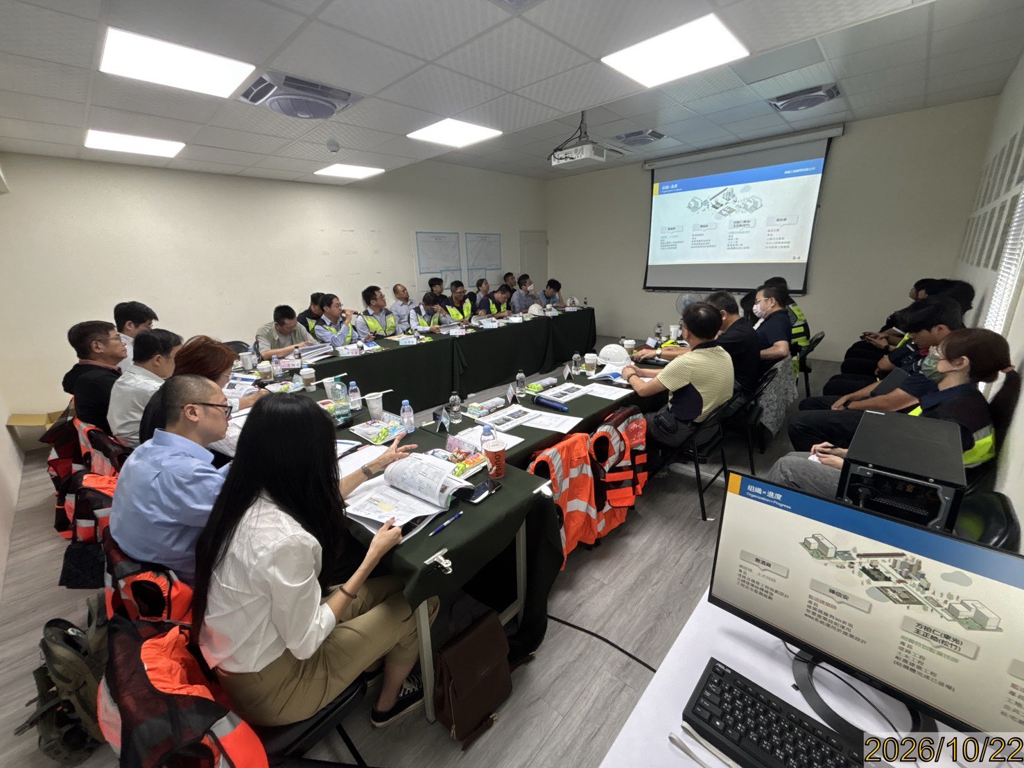 BIM 專業委員於工地現場持平板將 3D 模型與管線配置、結構實體進行交叉比對