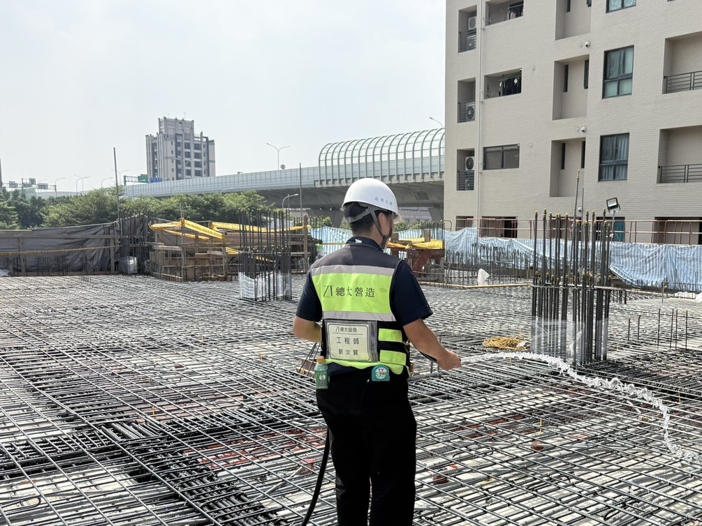 軍功郵局工區進行 2FL 混凝土澆置前當層模板高壓全面沖洗與雜物清除
