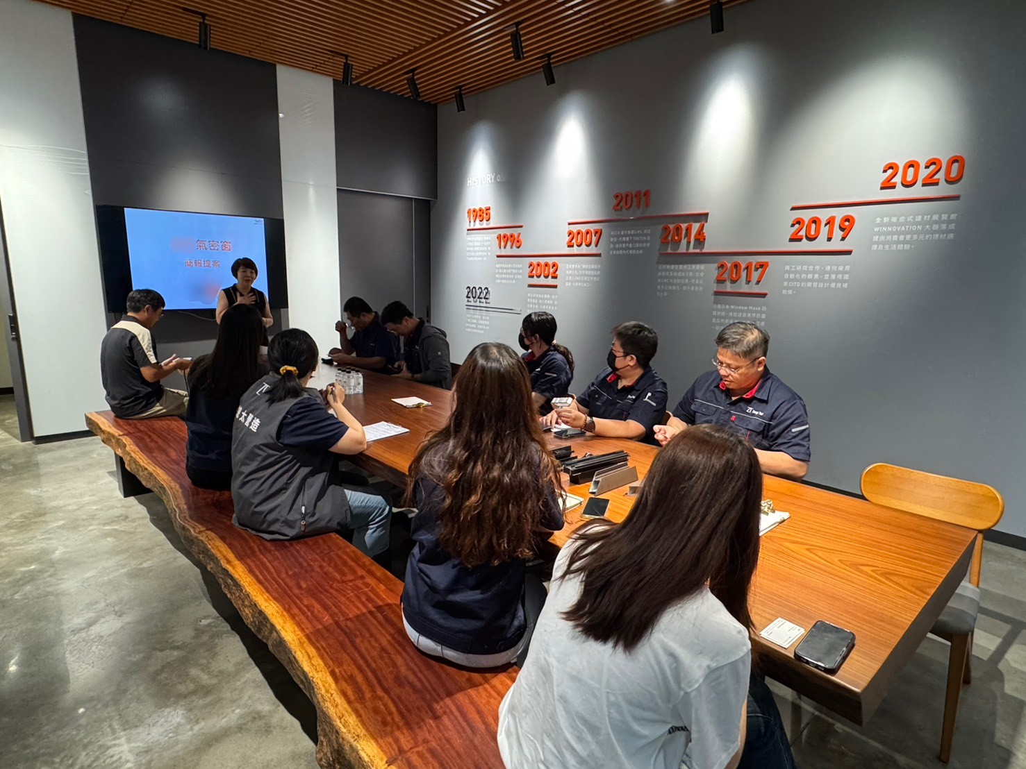 採發團隊參訪鋁門窗展示中心由專業人員深入解說五金鉸鏈與結構差異