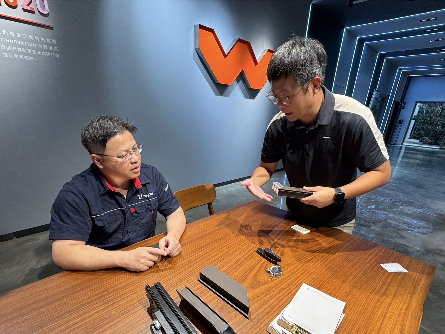 團隊現場比對氣密窗與隔音窗樣品切面結構，評估水密氣密性能指標