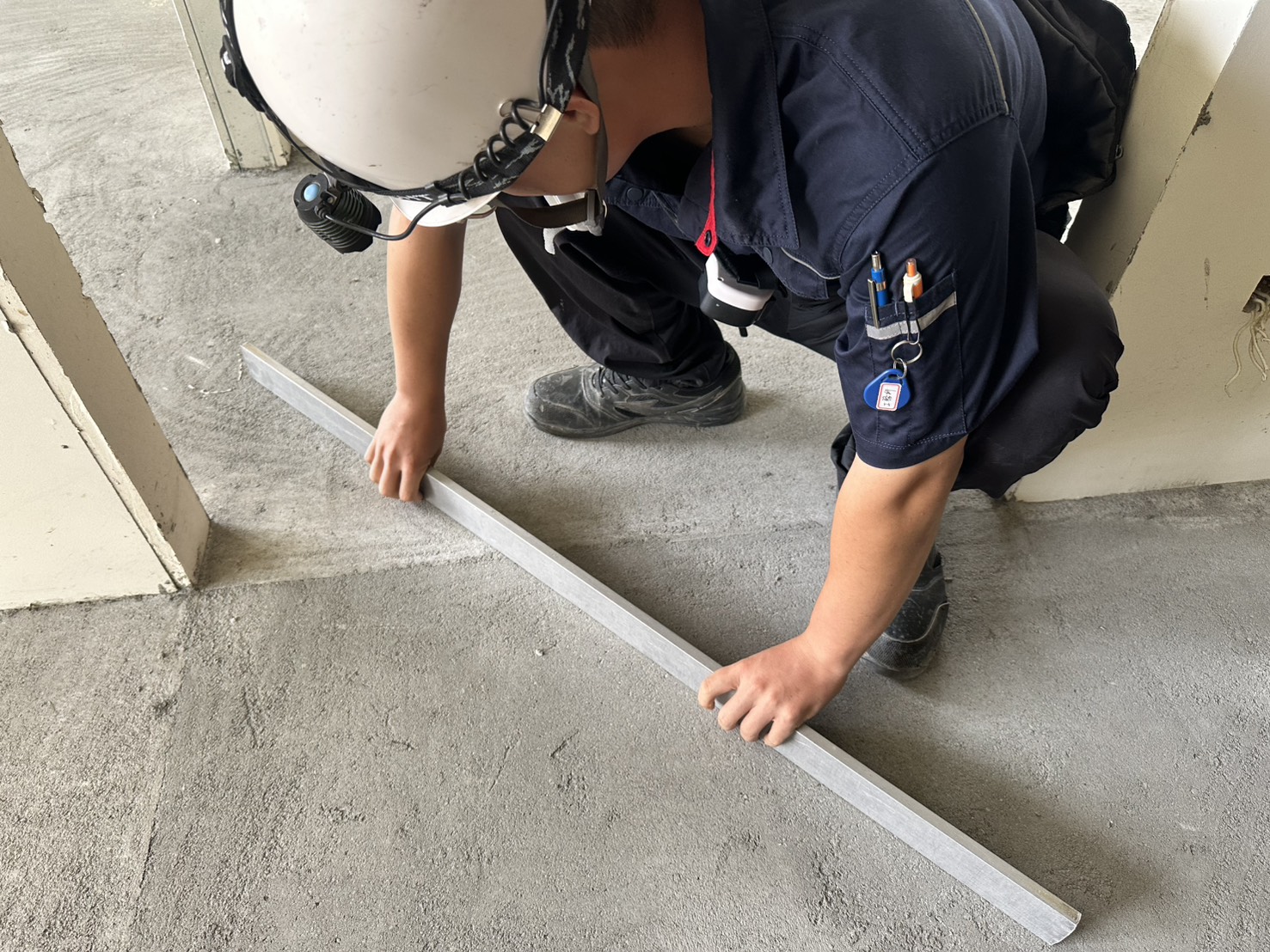 今天進行13F室內地坪打底查驗，於室內地坪打底完成後，需檢查打底面是否平整，以確保日後面飾材之平整度