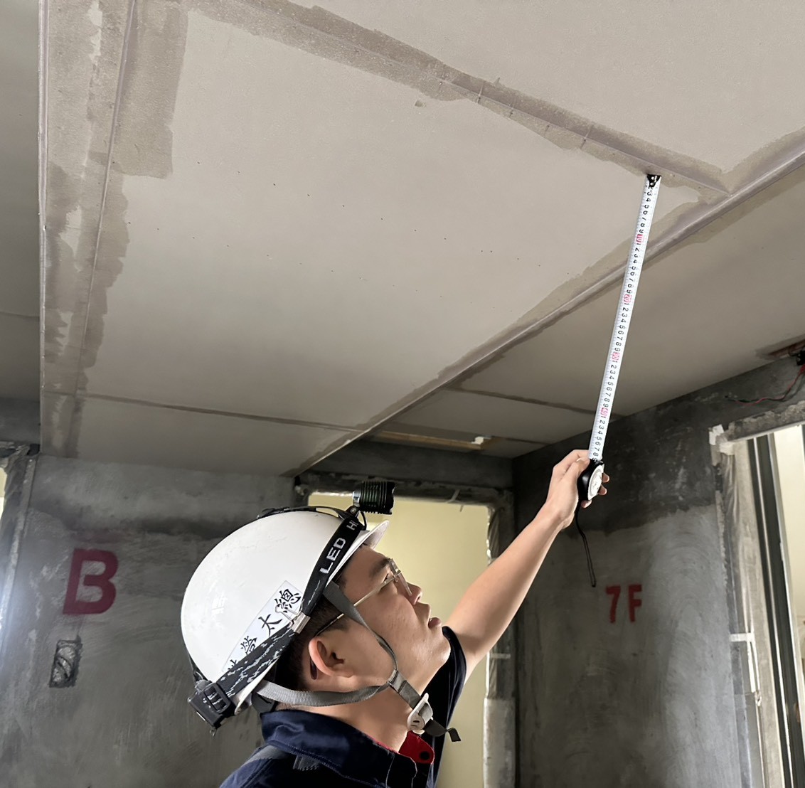查驗 7F 梯廳天花板之釘孔修補、板間縫隙防裂 AB 膠批土與矽利康收尾